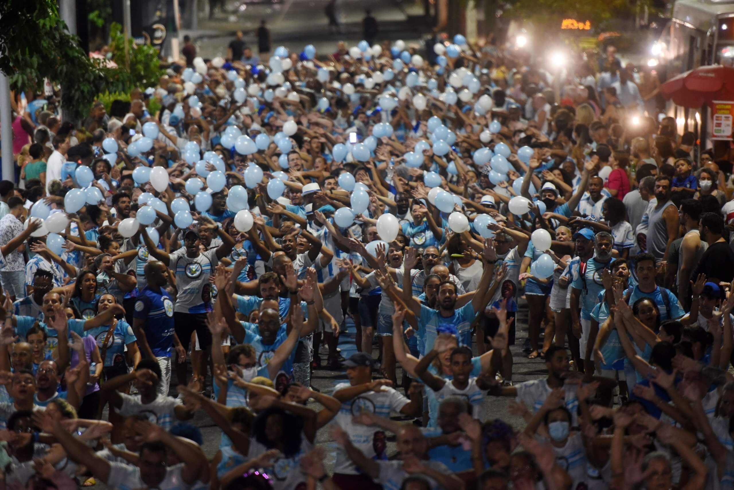 RJ Vila Isabel, incorporada de Martinho, cantou forte, exaltando suas raízes pela rua 28 de