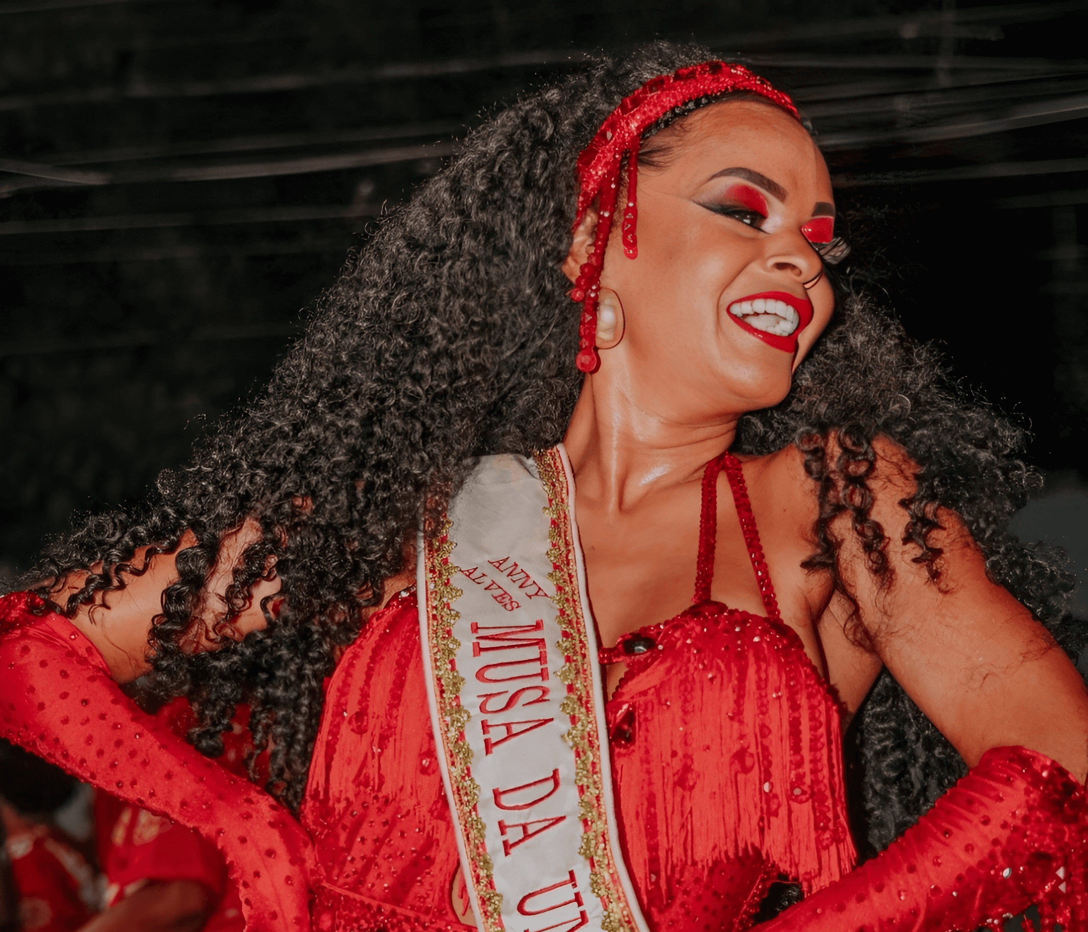 RJ - Nova Musa da Unidos de Padre Miguel, Anny Alves recebe faixa durante  ensaio de rua - CN1 Brasil